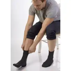 <strong>Flexisokken bambus</strong> er silkemyk og fleksibel. Bambus gj&oslash;r sokkene varmere n&aring;r det er kaldt og avkj&oslash;lende n&aring;r det er varmt. De runde glatte naturfibrene gj&oslash;r sokken sk&aring;nsom mot huden. Inneholder lycra som gj&oslash;r at sokkene holder mer p&aring; fasongen etter bruk.